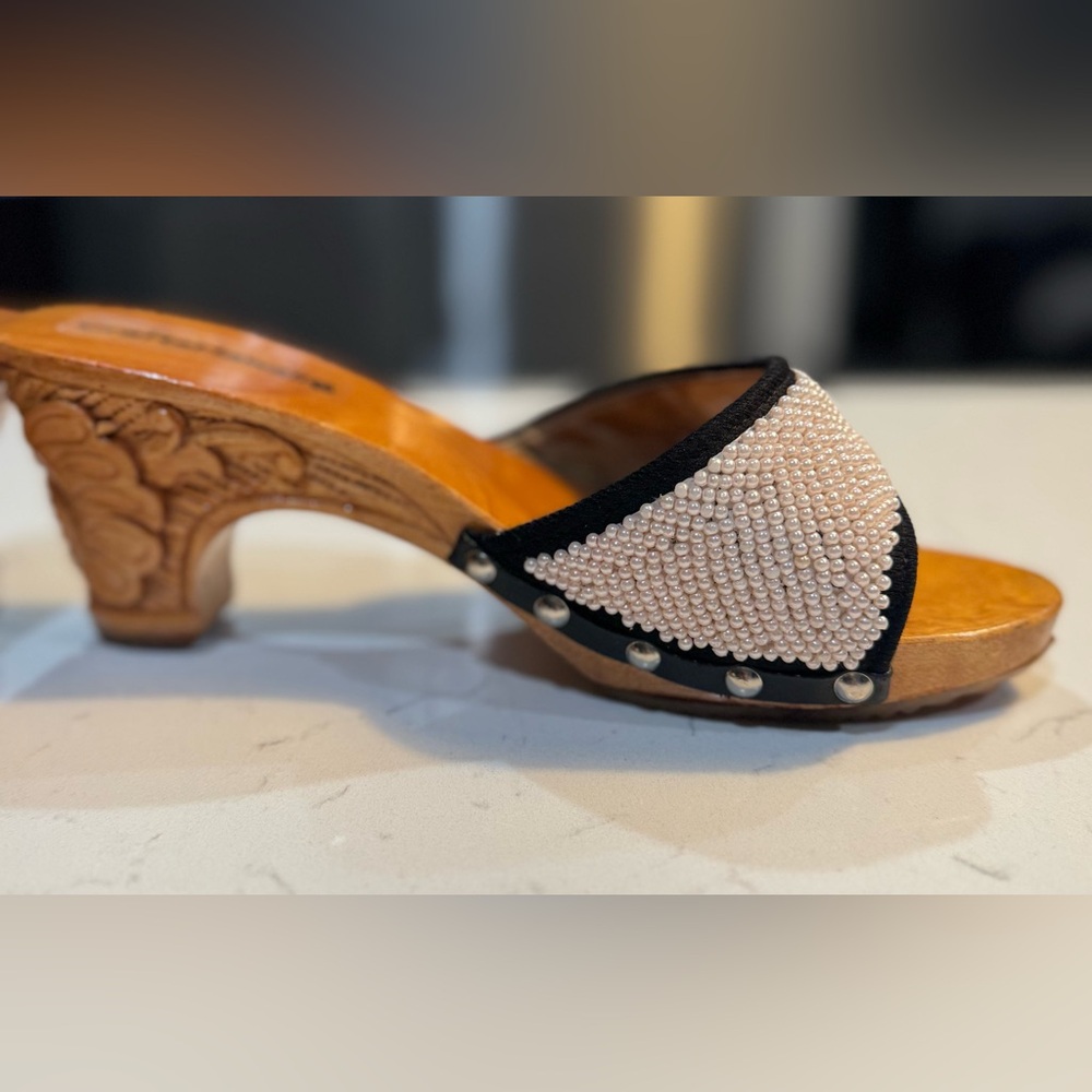 Crafts Hawaii Women's Off-White Beading W/ Black Trim Carved Wooden Clogs Size 6 - Picture 11 of 13